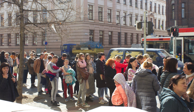 V Brně čekají Ukrajinci před pracovním úřadem několikahodinové fronty na státní příspěvky