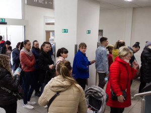 V Brně čekají Ukrajinci před pracákem několikahodinové fronty na státní příspěvky