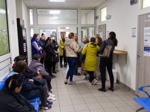 V Brně čekají Ukrajinci před pracákem několikahodinové fronty na státní příspěvky