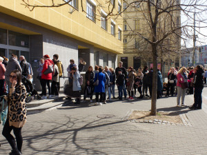 V Brně čekají Ukrajinci před pracákem několikahodinové fronty na státní příspěvky