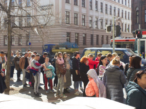 V Brně čekají Ukrajinci před pracovním úřadem několikahodinové fronty na státní příspěvky