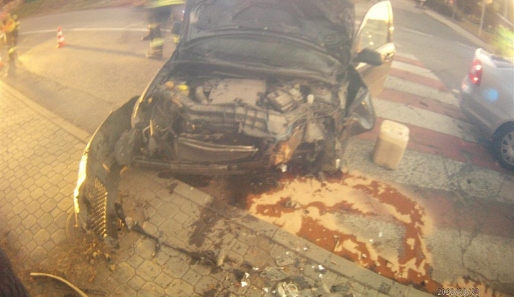 V Brně tvrdě naboural důchodce do stromu, zakrváceného ho vytáhli z auta strážníci