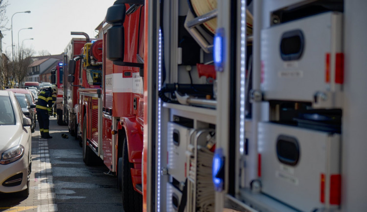 Při požáru chaty na Brněnsku se popálilo malé dítě