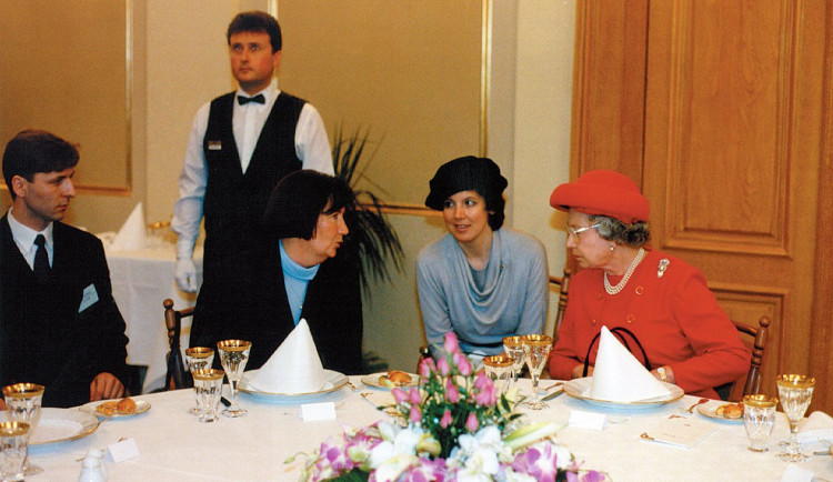 Královna Alžběta II. při návštěvě hotelu