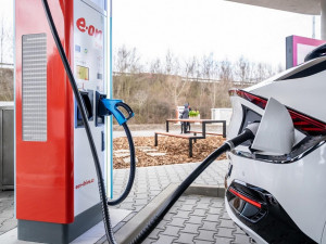 Nové stanice nabízí rychlé dobíjení i kvalitní trávení volného času. Těch menších letos E.ON postaví desítky, říká Martin Klíma