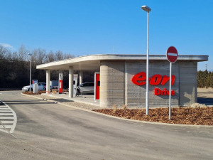 Nové stanice nabízí rychlé dobíjení i kvalitní trávení volného času. Těch menších letos E.ON postaví desítky, říká Martin Klíma