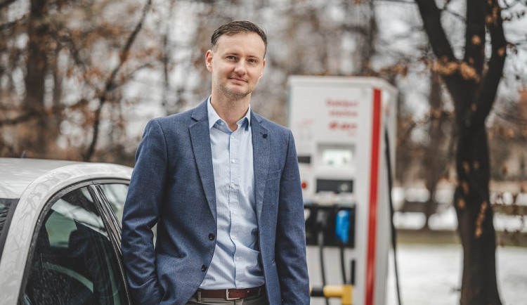 Nové stanice nabízí rychlé dobíjení i kvalitní trávení volného času. Těch menších letos E.ON postaví desítky, říká Martin Klíma