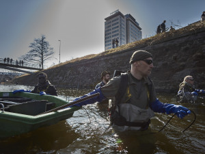 Brněnská řeka Svratka vydala své poklady. Rybáři vylovili tuny ryb, mobily a nákupní vozíky