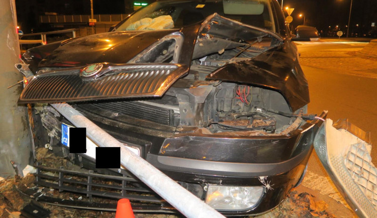 Řidič v Jablonci přehlédl kruhový objezd. Před jízdou se posilnil alkoholem