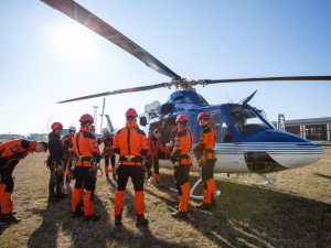 Vrtulník i záchranáři nad elektrárnou. V Dukovanech začalo speciální cvičení