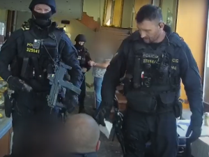 Brňany v kavárně děsil opilý muž se zbraní, který mluvil o válce na Ukrajině