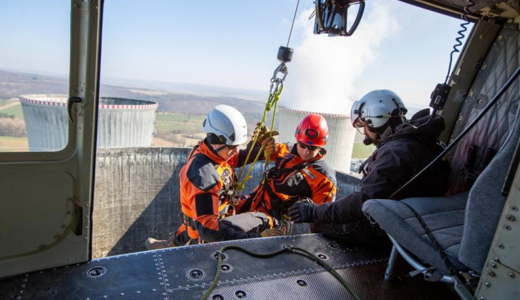 Vrtulník i záchranáři nad elektrárnou. V Dukovanech začalo speciální cvičení