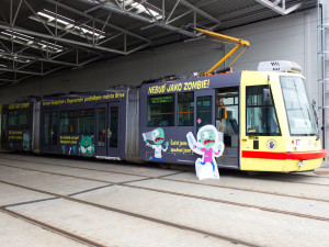 Brno bojuje proti zombíkům s mobily polepenou šalinou