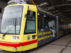 Brno bojuje proti zombíkům s mobily polepenou šalinou