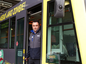 Brno bojuje proti zombíkům s mobily polepenou šalinou