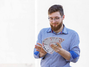 Brno udivuje mladý kouzelník, který čaruje s kartami i čísly