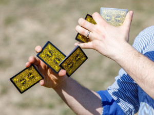 Brno udivuje mladý kouzelník, který čaruje s kartami i čísly