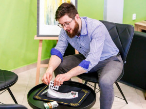 Brno udivuje mladý kouzelník, který čaruje s kartami i čísly