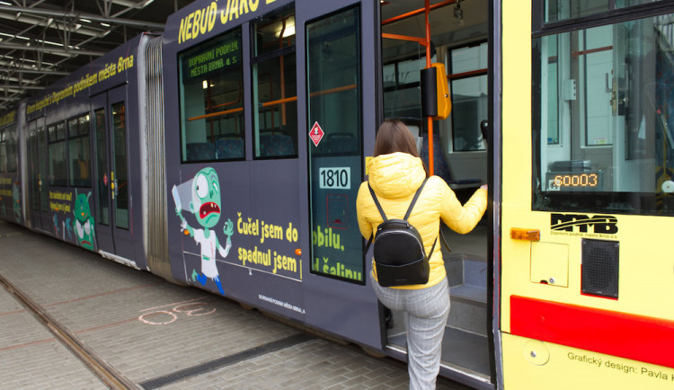 Brno bojuje proti zombíkům s mobily polepenou šalinou