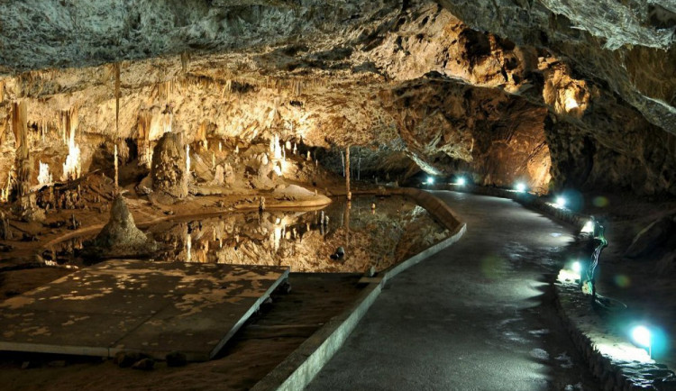 Jeskyně na jižní Moravě lákají na adrenalin. Návštěvníci dostanou helmy i baterky