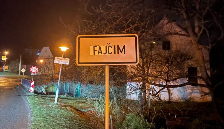 Vítejte ve Fajčimi. Recesisté přelepili dopravní značky v Kuřimi