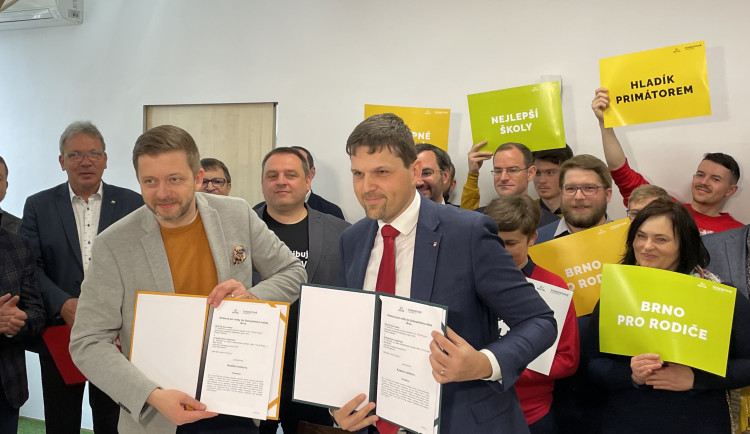 Kandidát na brněnského primátora Petr Hladík (vpravo) s předsedou STAN Vítem Rakušanem