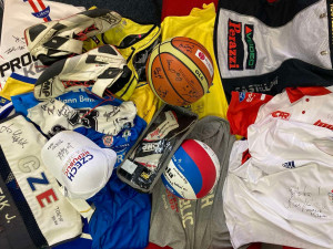 Věci českých sportovců šly do aukce. Výtěžek pomůže dětem z Ukrajiny