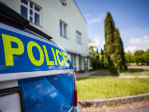 V Brně utíkal pobodaný muž před útočníkem s nožem. Schoval se k překvapenému řidiči do auta