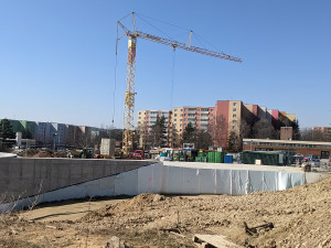 V tunelu do brněnského Kampusu začala pokládka kolejí