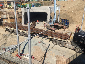 V tunelu do brněnského Kampusu začala pokládka kolejí