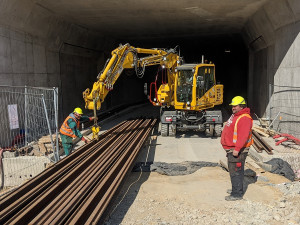V tunelu do brněnského Kampusu začala pokládka kolejí