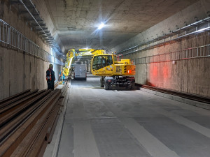 Tunel k brněnskému Kampusu se dočkal prvních kolejí