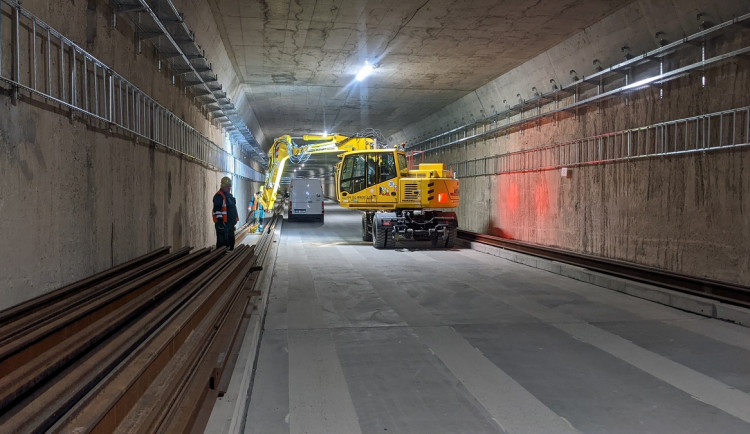 V tunelu do brněnského Kampusu začala pokládka kolejí