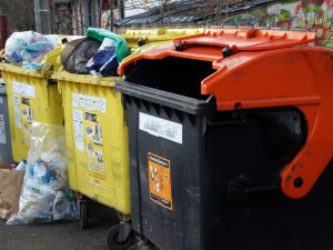 V Brně řádí ekomuž. Bere lidem odpadky a třídí je do barevných kontejnerů
