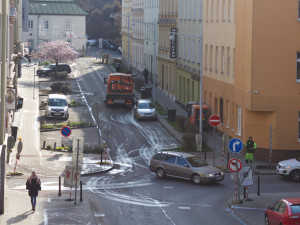 Na blokové čištění v Brně upozorňují řidiče značky i mobilní aplikace