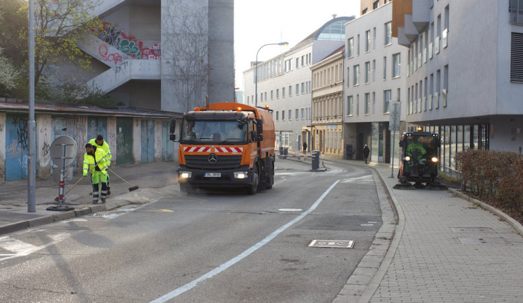 Na blokové čištění v Brně upozorňují řidiče značky i mobilní aplikace