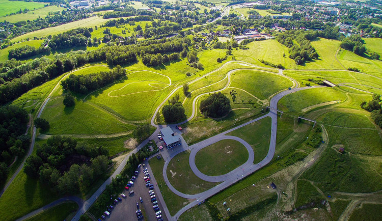 Dráha pro kolečkové brusle ve Vesci bude mít nový povrch. Zafinancuje ho město i kraj
