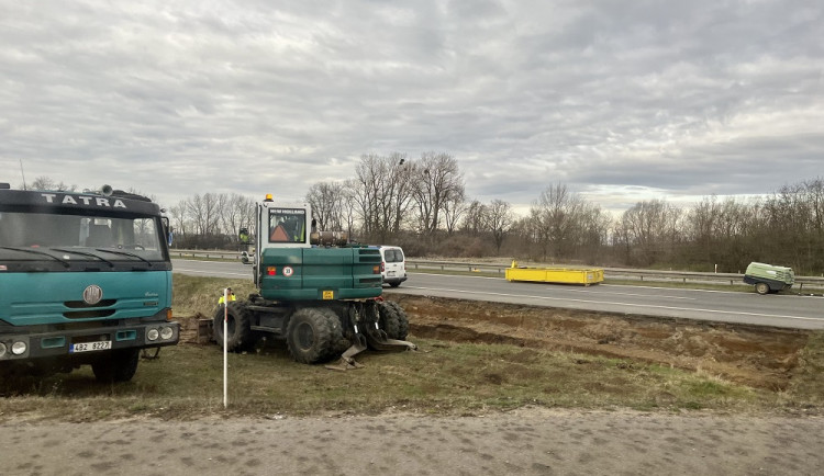 Zpožděné autobusy a nával kamionů. Řidičům komplikuje cestu do Brna omezení na D52