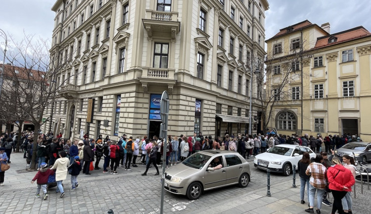 Stovky Ukrajinců stojí v Brně dlouhé fronty na potravinové balíčky