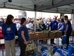 Stovky Ukrajinců stojí v Brně dlouhé fronty na potravinové balíčky 