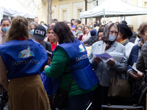 Stovky Ukrajinců stojí v Brně dlouhé fronty na potravinové balíčky 
