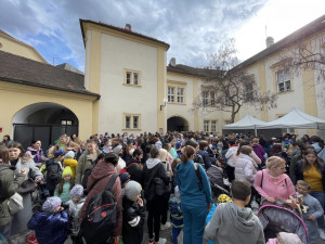 Stovky Ukrajinců stojí v Brně dlouhé fronty na potravinové balíčky 