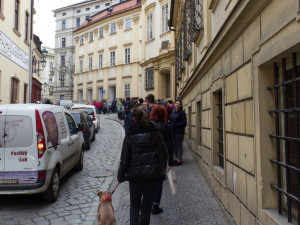 Stovky Ukrajinců stojí v Brně dlouhé fronty na potravinové balíčky 