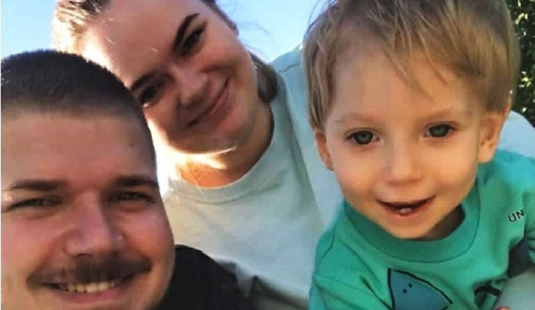 Před válkou uprchli s nemocným synem. Postižený Míša potřebuje speciální stravu