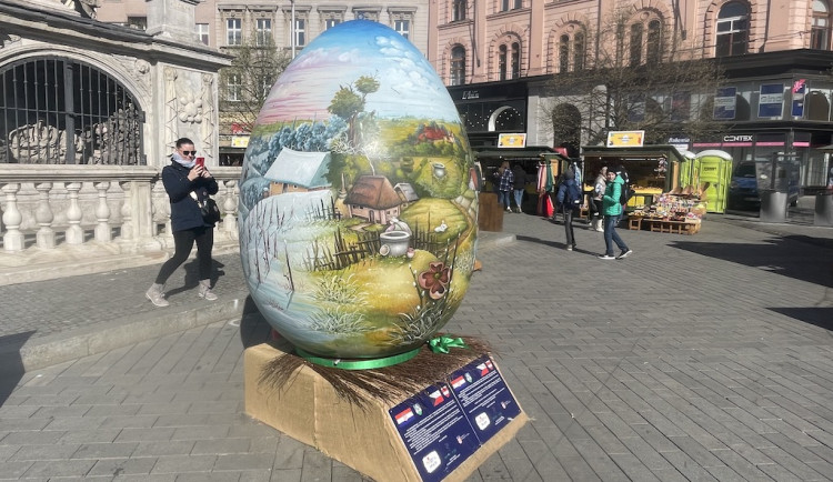 Na brněnském náměstí Svobody je obří malovaná kraslice z Chorvatska