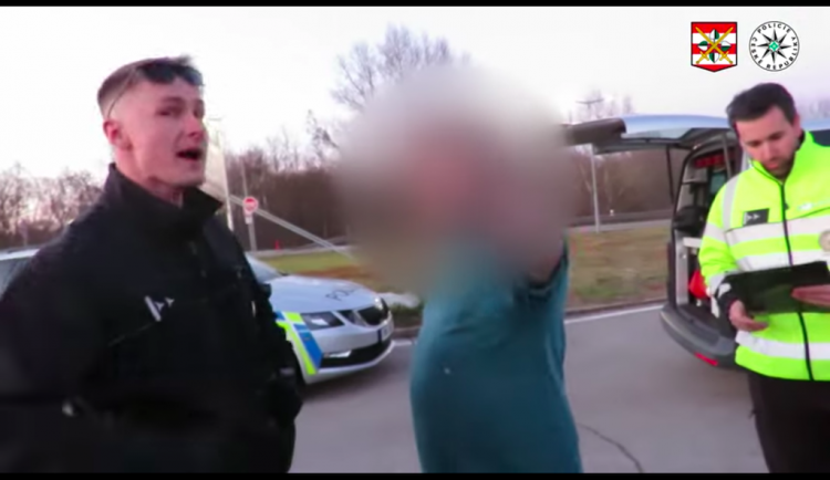 Jihomoravský řidič si po tequile driftoval u akvaparku a vyzval na souboj policisty