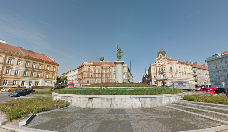 Vandal ve Znojmě zaútočil na památník Ivana. Je to ruský symbol, hájil se