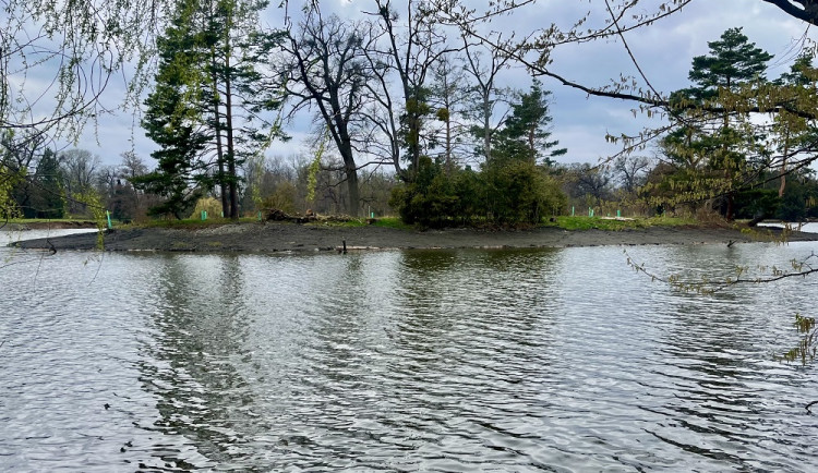 Pokračuje revitalizace Zámeckého rybníku v Lednici. Nádrž má nové břehy
