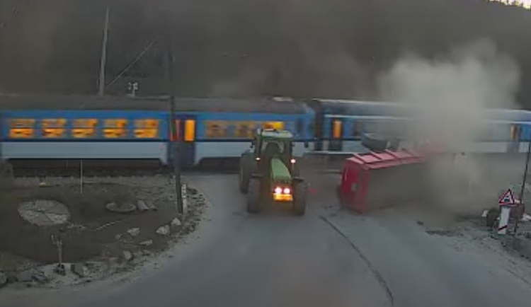 Řidič traktoru na jižní Moravě vjel na přejezdu pod vlak