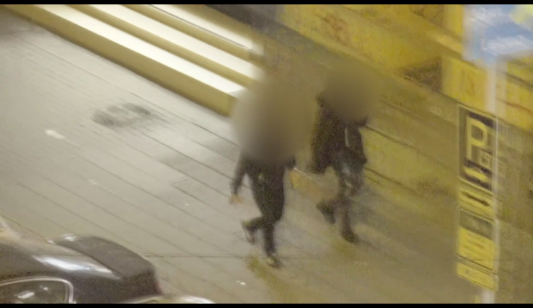 Mladíci napadli v centru Brna seniorku. Nastříkali ji sprej do obličeje a okradli